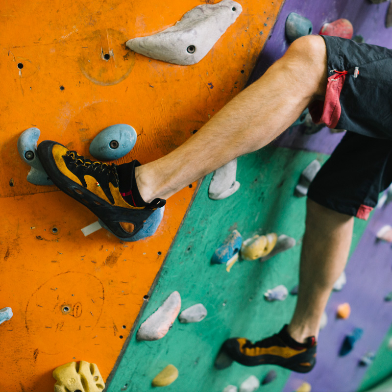 Mano agarrando boulder